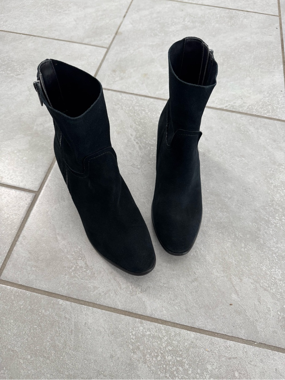 UGG Women's Black Suede Ankle Boots Size 8.
Pre-owned.